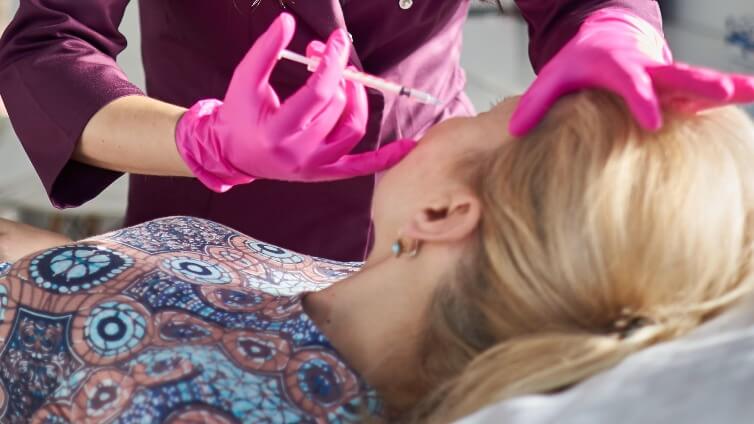 Nigdy nie jest za wcześnie - wywiad OLLIE z dr Martą Piotrowicz: Dr Marta Piotrowicz w swoim gabinecie