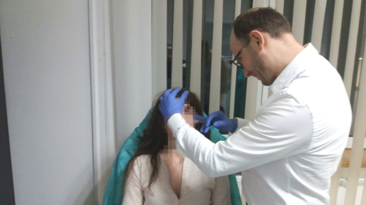 Szkolenia i zabiegi medycyny estetycznej w OLLIE - Lek. Adam Srebrzyński prezentuje technikę podania preparatu
